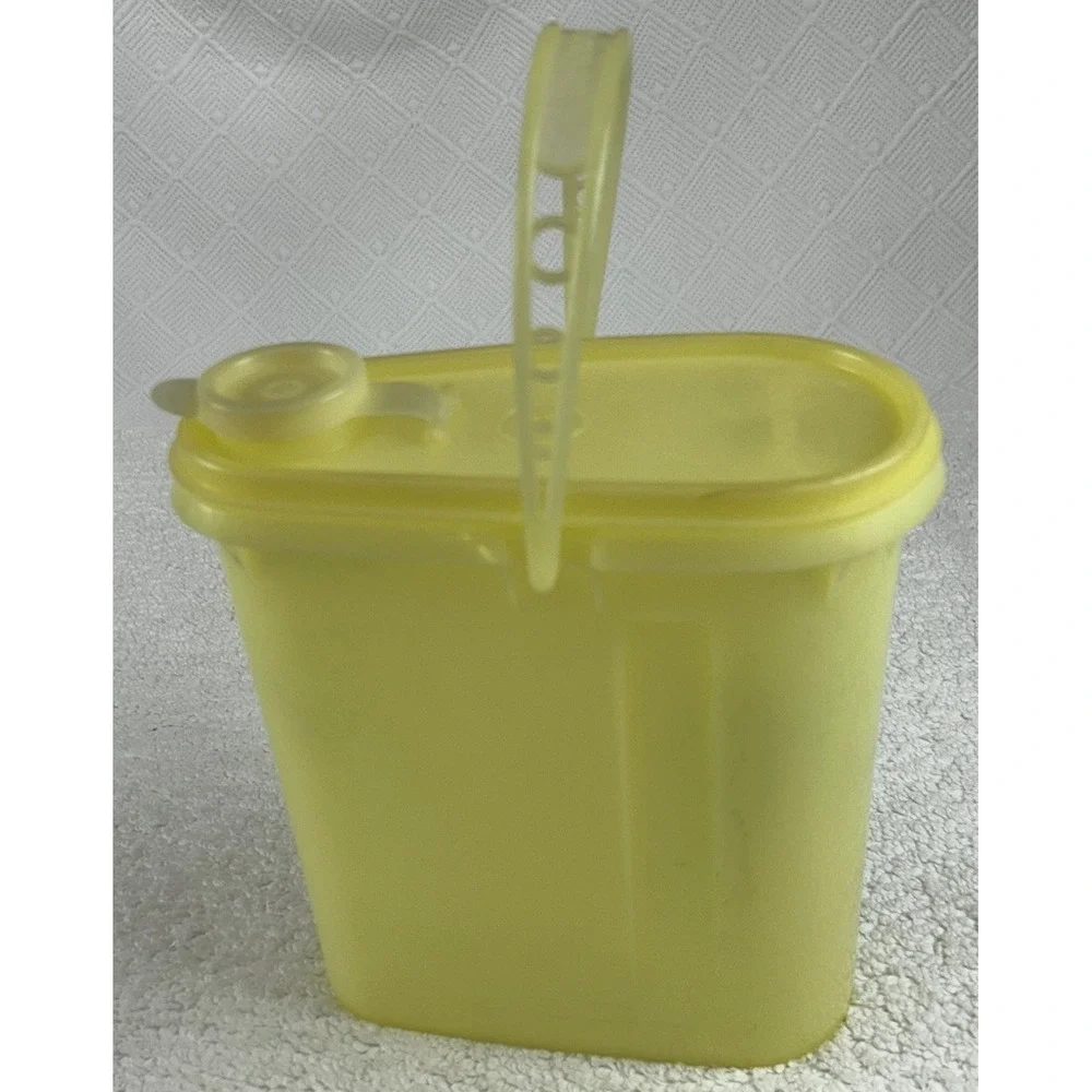 Vintage Tupperware  587 Pour and Store w/Handle 2 Quart Yellow *READ*